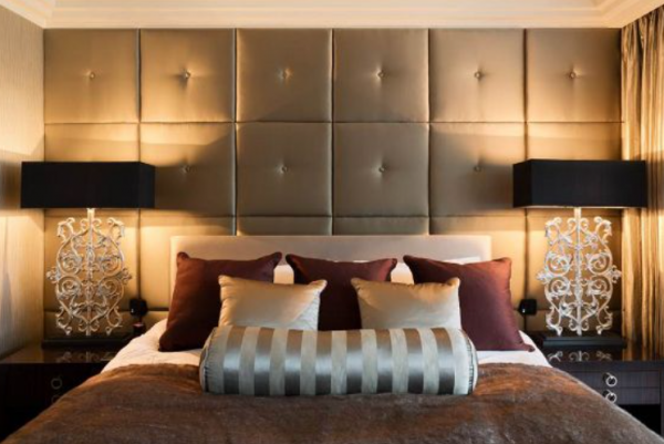 Tempat Tidur dengan Dinding Berlapis Kain Sutra